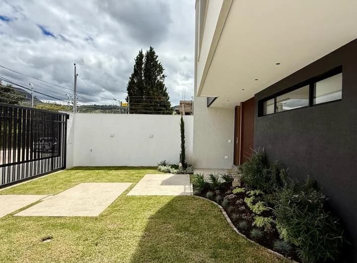 Casa con Área Verde - Challuabamba, Azuay — imagen 1