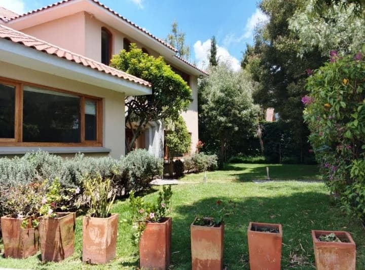 Rento/vendo Exclusiva Casa con Jardines, Seguridad. Sector: Campo Alegre — imagen 1