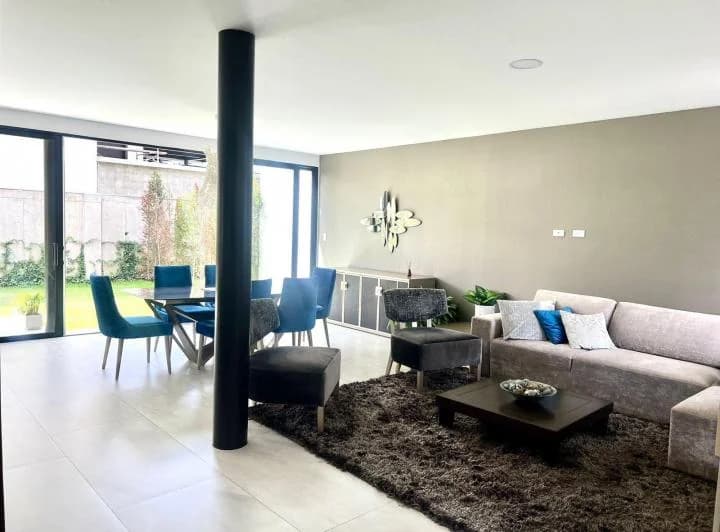 Mv - Sector San Juan, Cumbaya, en Venta Casa 168,42 m² Más 53,01 m² de Jardin 2 Pisos — imagen 1