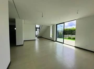 Hermosa Casa de Venta en Ruta Viva Tumbaco! — imagen 4