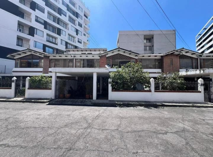 Venta. Casa Dentro de Conjunto en La Pradera, Centro Norte de Quito — imagen 1