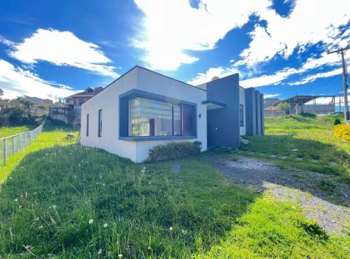 Se Vende Amplia Casa con Espacios Verdes, 3 Dormi. Cuenca Oportunidad de Inversión, Azuay — imagen 1