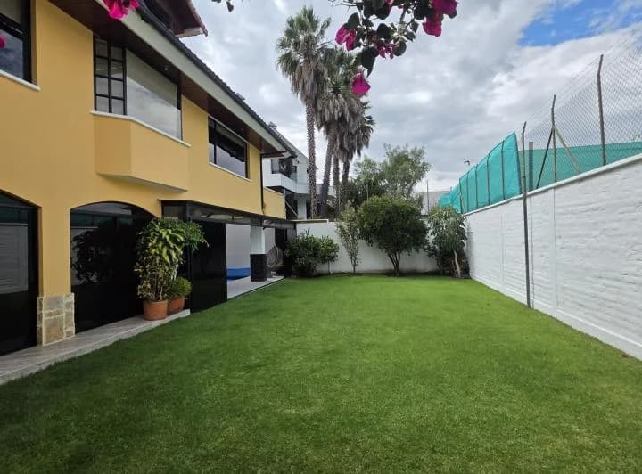 En Venta Casa con Piscina Privada y Jardin en Cumbayá Dentro de Urbanización Privada I $475.000 — imagen 1