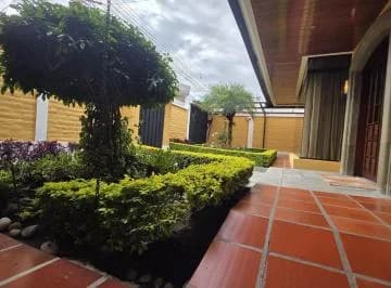 En Venta Casa con Piscina Privada y Jardin en Cumbayá Dentro de Urbanización Privada I $475.000 — imagen 5