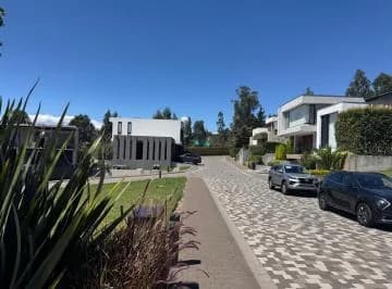 Hermoso Terreno de 698 m² de Venta en Urbanización de Lujo Cumbaya! — imagen 2