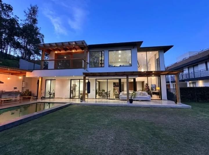 Vendo Hermosa Casa Minimalista Cumbayà — imagen 1