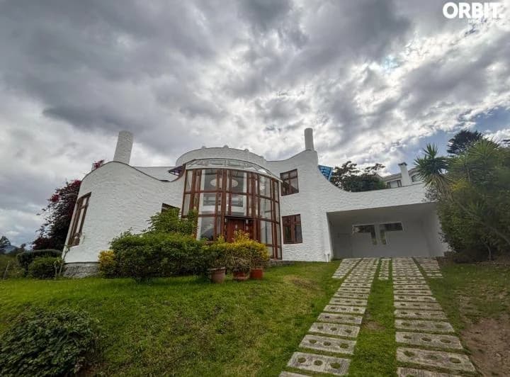En Venta Amplia Casa de 3 Dorm. Ubicada en Nayon en Urbanización Privada — imagen 1