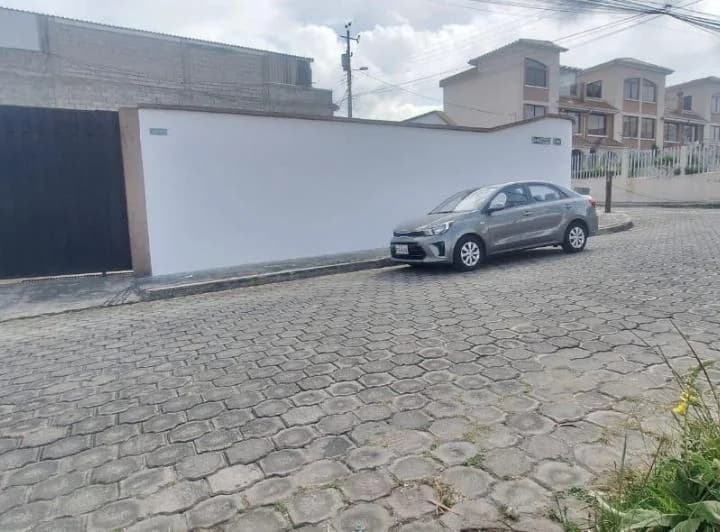 Terreno Esquinero en Venta con Departamento de 1 Piso en Calderón: Espacio, Inversión y Oportuni — imagen 1