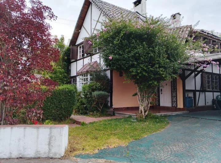 Vendo Exclusiva Casa con Jardín por Remodelar, Sector Exclusivo de Campo Alegre — imagen 1