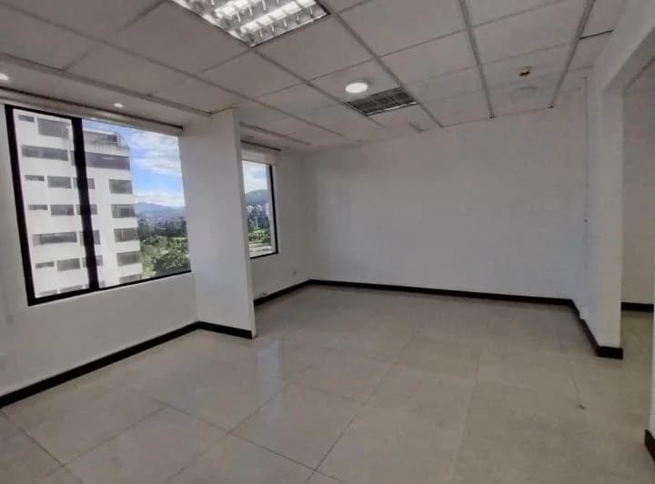 Jv Sector La Carolina Av Shyris Oficina en Renta o Venta 130 m con Balcón — imagen 1