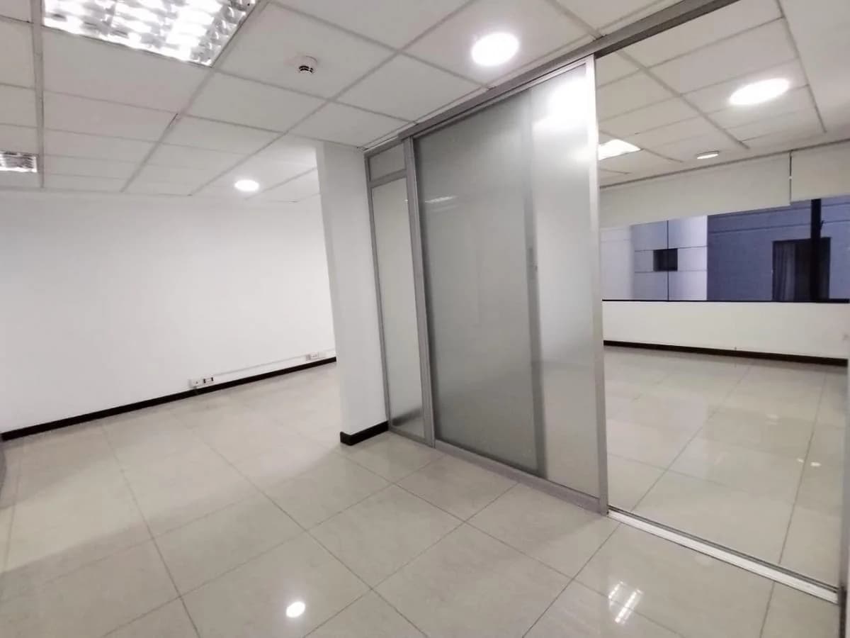 Jv Sector La Carolina Av Shyris Oficina en Renta o Venta 130 m con Balcón — imagen 4