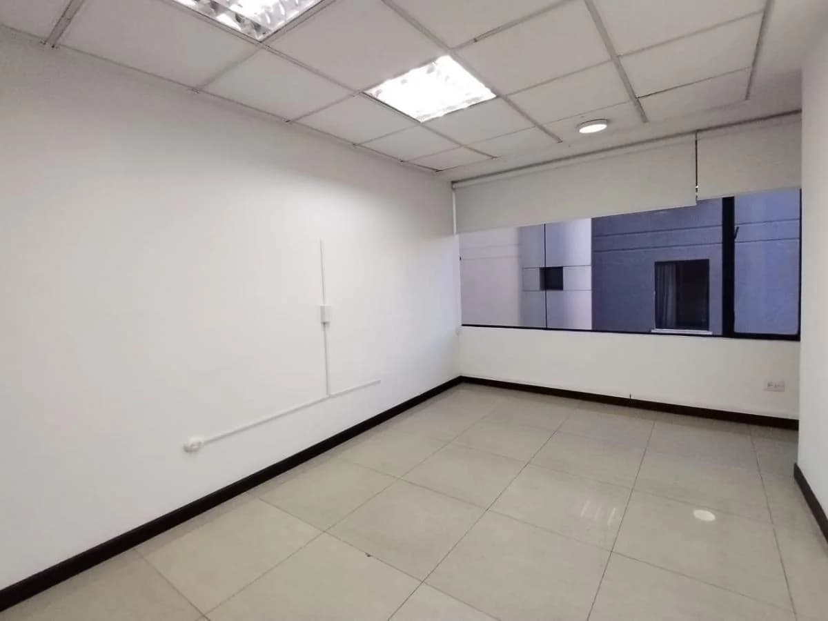 Jv Sector La Carolina Av Shyris Oficina en Renta o Venta 130 m con Balcón — imagen 3
