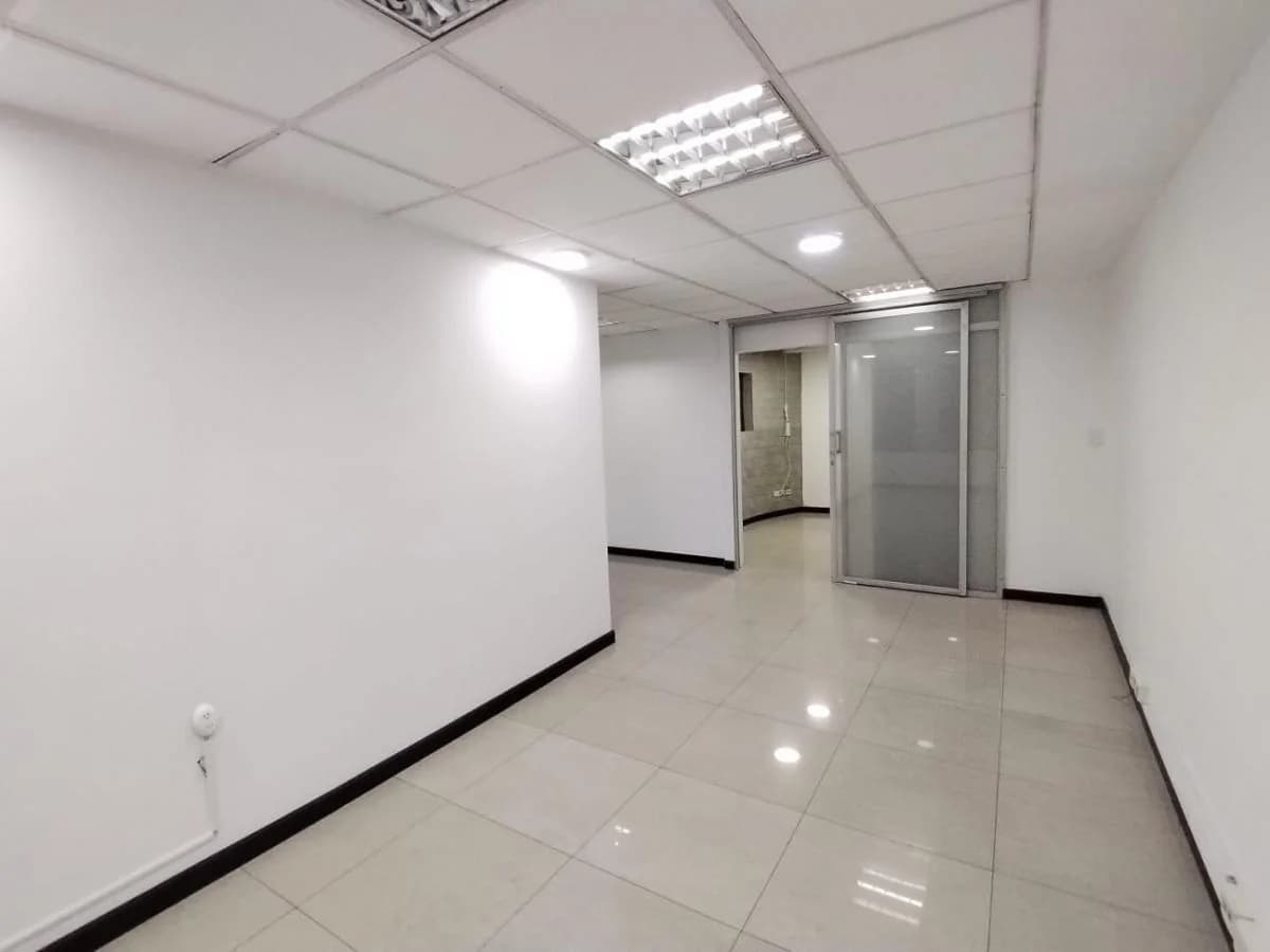 Jv Sector La Carolina Av Shyris Oficina en Renta o Venta 130 m con Balcón — imagen 2