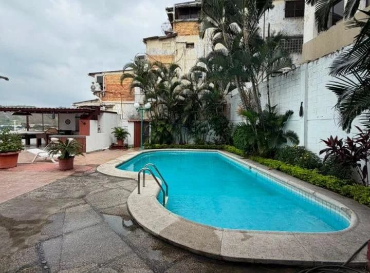 Departamento de Venta en Lomas de Urdesa Dentro de Condominio con Vista a La Ciudad, Guayas — imagen 1