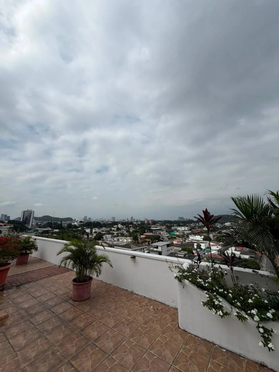 Departamento de Venta en Lomas de Urdesa Dentro de Condominio con Vista a La Ciudad, Guayas — imagen 5