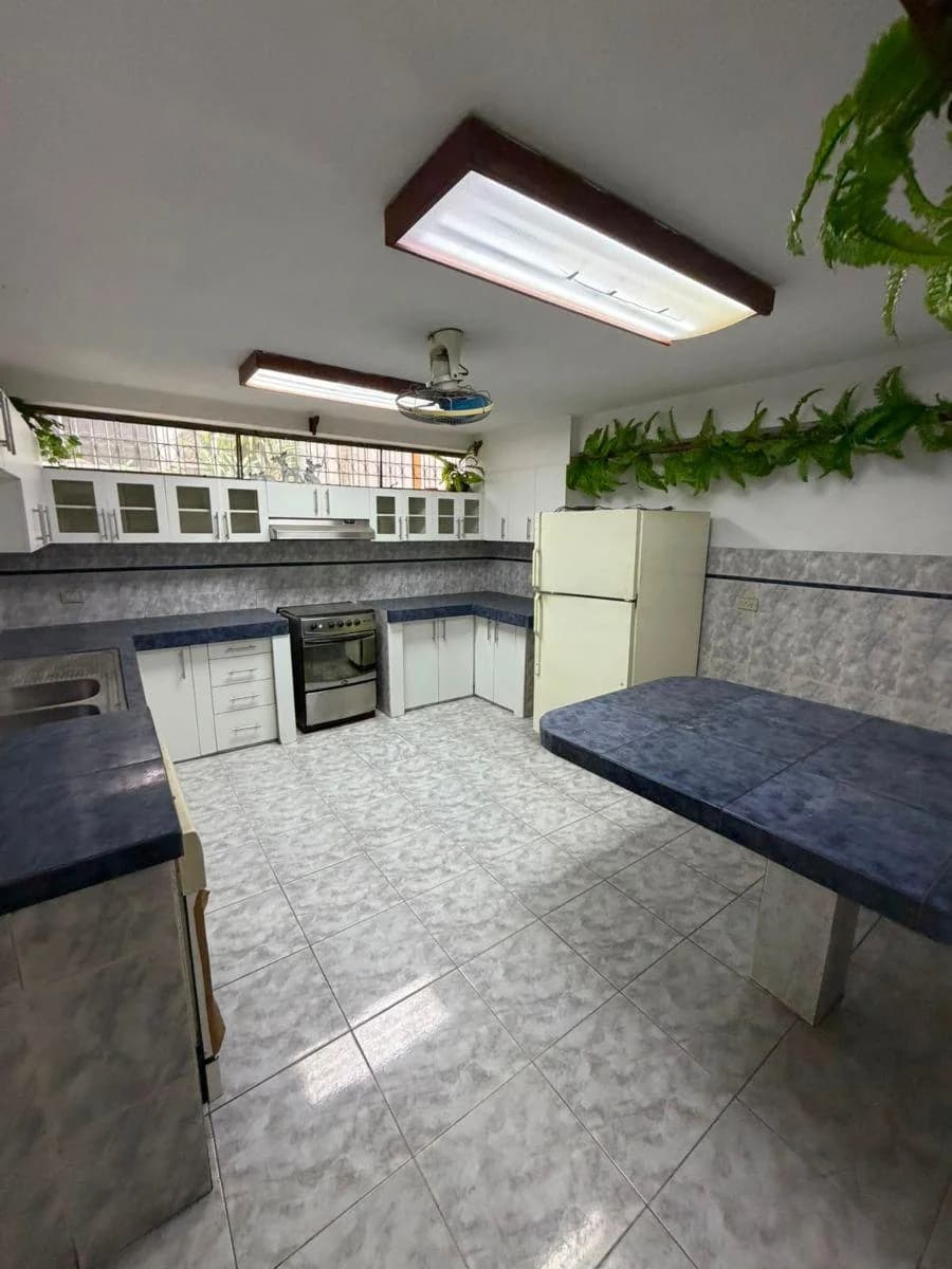 Departamento de Venta en Lomas de Urdesa Dentro de Condominio con Vista a La Ciudad, Guayas — imagen 2