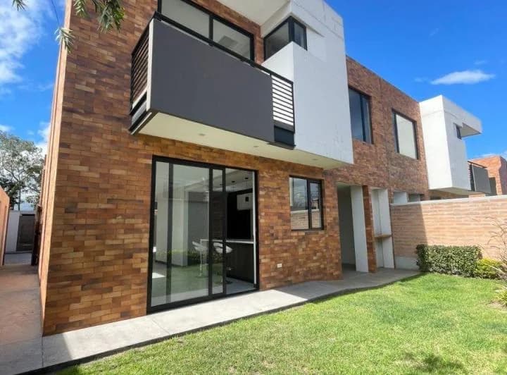 Casa de 193 m² con 3 Dorm. en Venta en Puembo — imagen 1