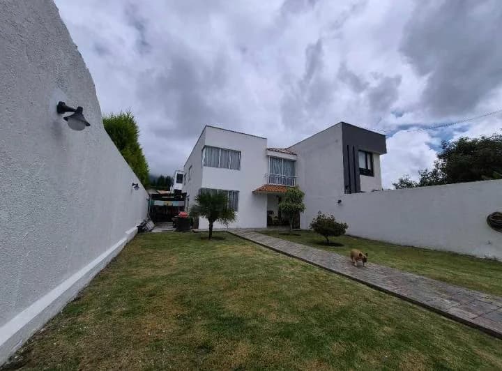 Venta Casa 2 Niveles, Terreno, Dormitorio en Pb, Lumbisí - Cumbayá — imagen 1