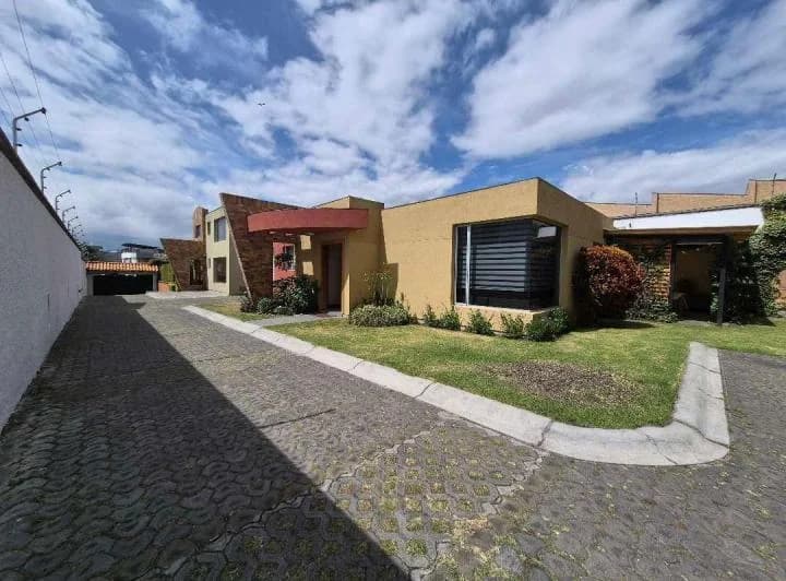 Venta Casa un Solo Nivel, Sin Adosamientos, Primavera - Cumbayá — imagen 1