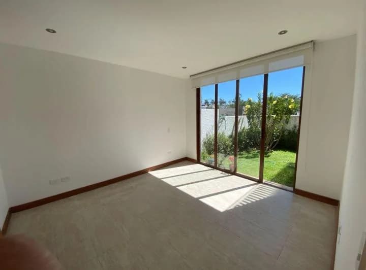 Cumbayá, Vendo Linda Suite, con Sala Exterior, Chimenea, Acceso Directo Al Jardín, Colegio Menor — imagen 1