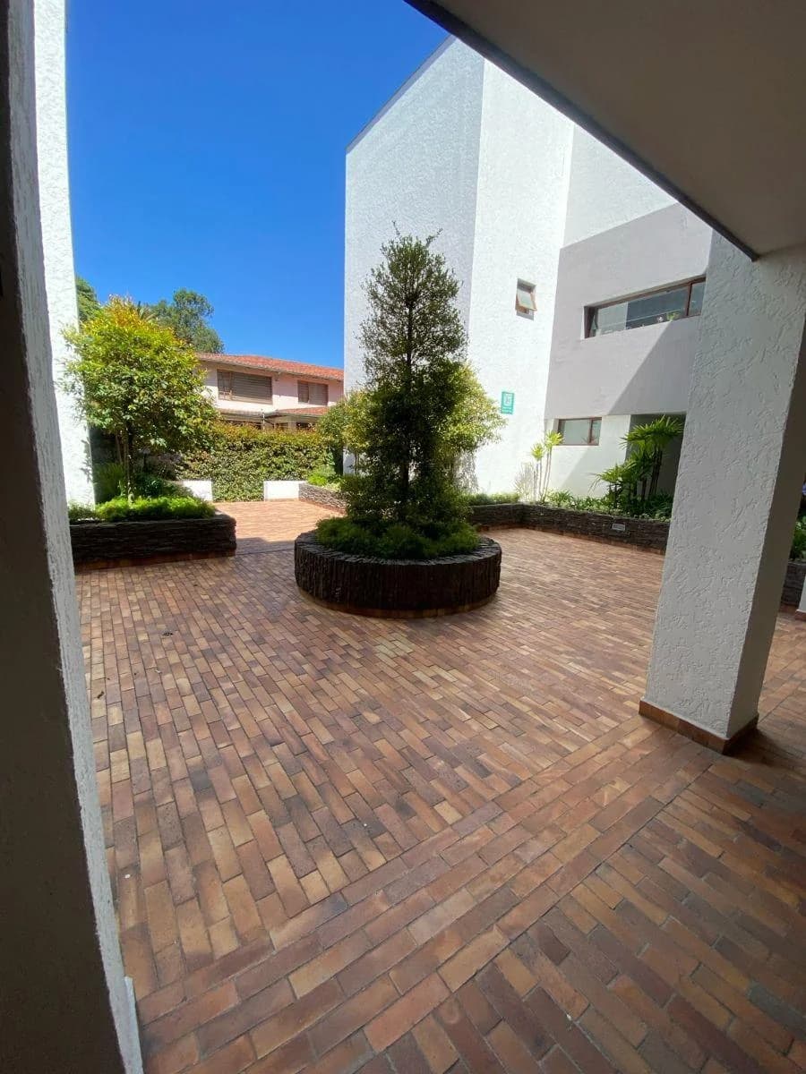 Cumbayá, Vendo Linda Suite, con Sala Exterior, Chimenea, Acceso Directo Al Jardín, Colegio Menor — imagen 5