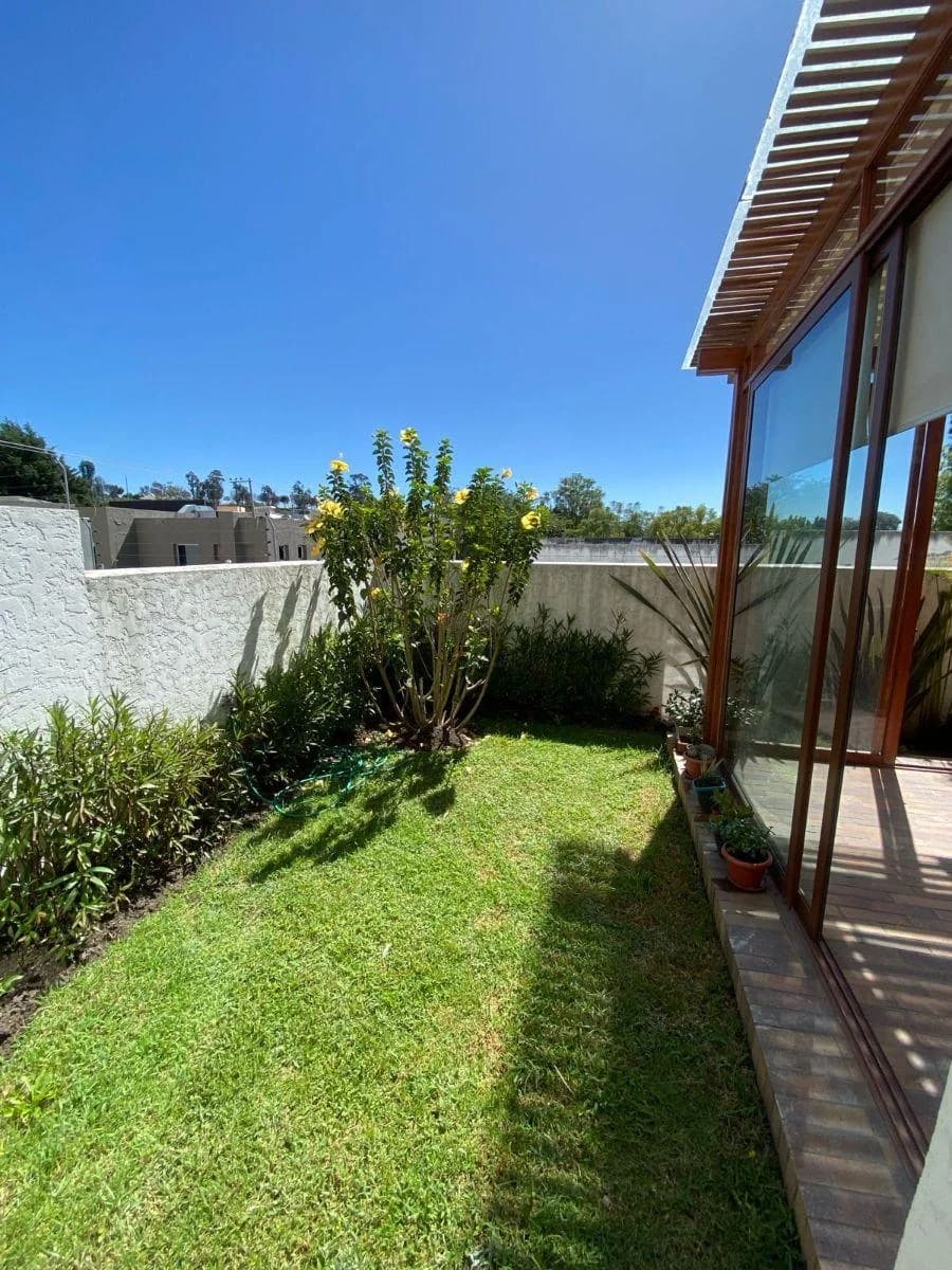 Cumbayá, Vendo Linda Suite, con Sala Exterior, Chimenea, Acceso Directo Al Jardín, Colegio Menor — imagen 3