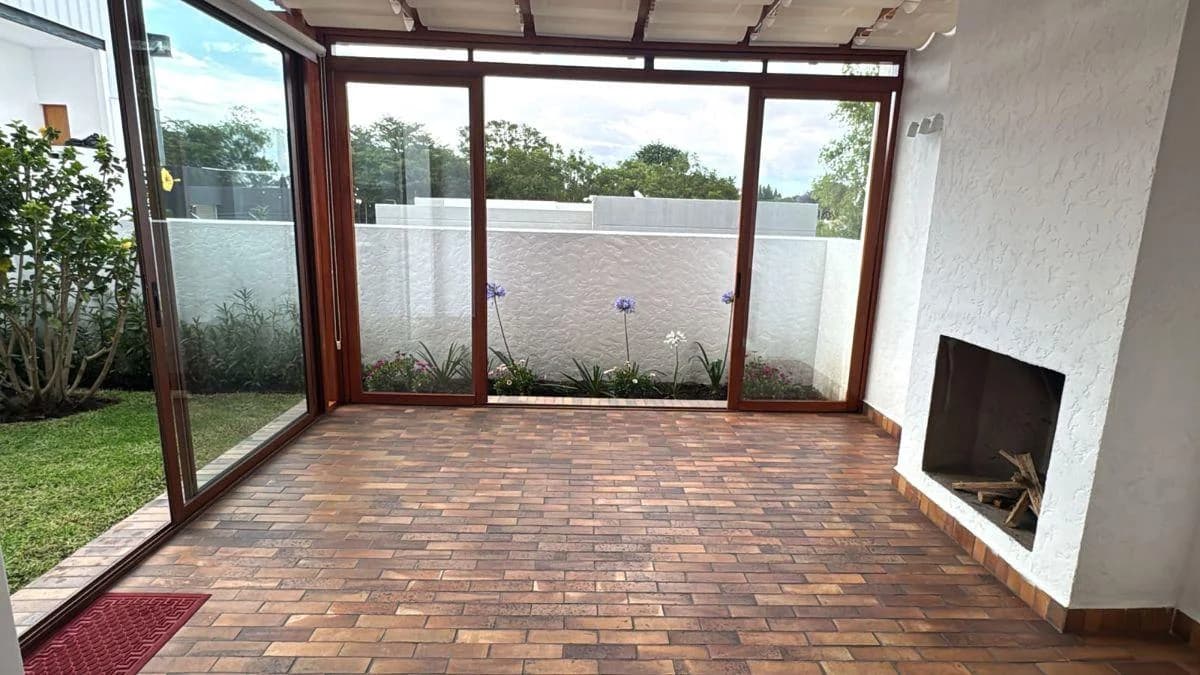 Cumbayá, Vendo Linda Suite, con Sala Exterior, Chimenea, Acceso Directo Al Jardín, Colegio Menor — imagen 2