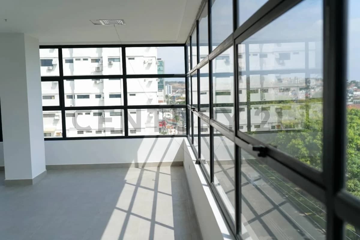Oficinas de Estreno Ceibos Excelente Ubicación y Vista Alest, Guayas — imagen 2