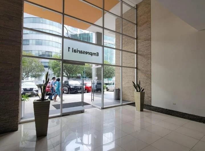 En Venta Estratégica Oficina Amoblada de 75 m² en El Parque Empresarial Colón, Guayas — imagen 1