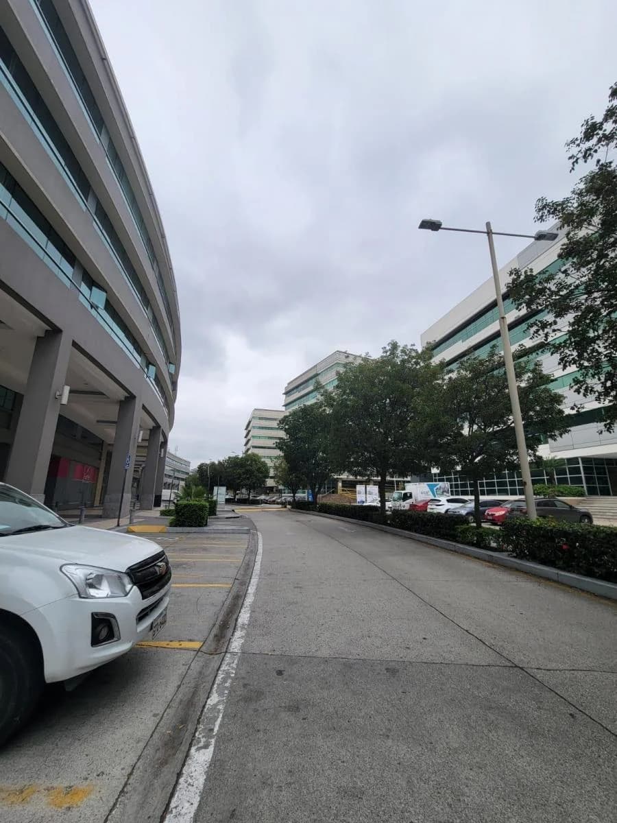 En Venta Estratégica Oficina Amoblada de 75 m² en El Parque Empresarial Colón, Guayas — imagen 3