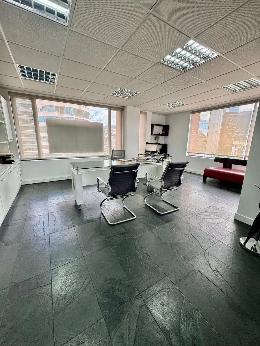 Se Vende Amplia Oficina de 340 m² en El Sector de La Plaza Artigas en $ — imagen 4