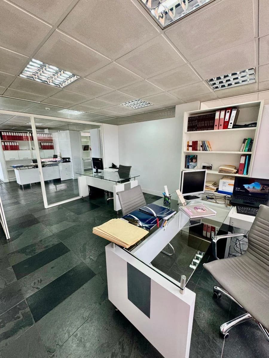 Se Vende Amplia Oficina de 340 m² en El Sector de La Plaza Artigas en $ — imagen 3
