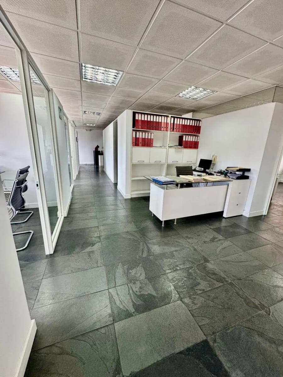Se Vende Amplia Oficina de 340 m² en El Sector de La Plaza Artigas en $ — imagen 2