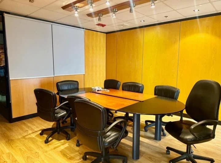 Centro de Guayaquil. Oficina Comercial de 227 m² en Venta Lujosa, Guayas — imagen 1