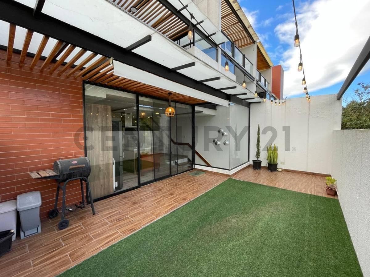 En Venta Departamento Duplex con Patio en Conjunto Privado. Sector Tumbaco — imagen 1