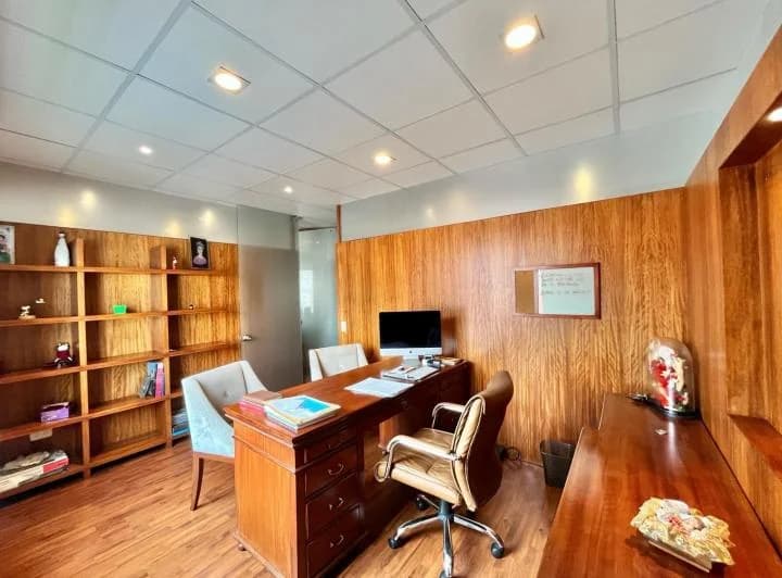 Venta de Oficina Exclusiva en Sector La Orellana - Excelente Ubicación Comercial Av — imagen 1