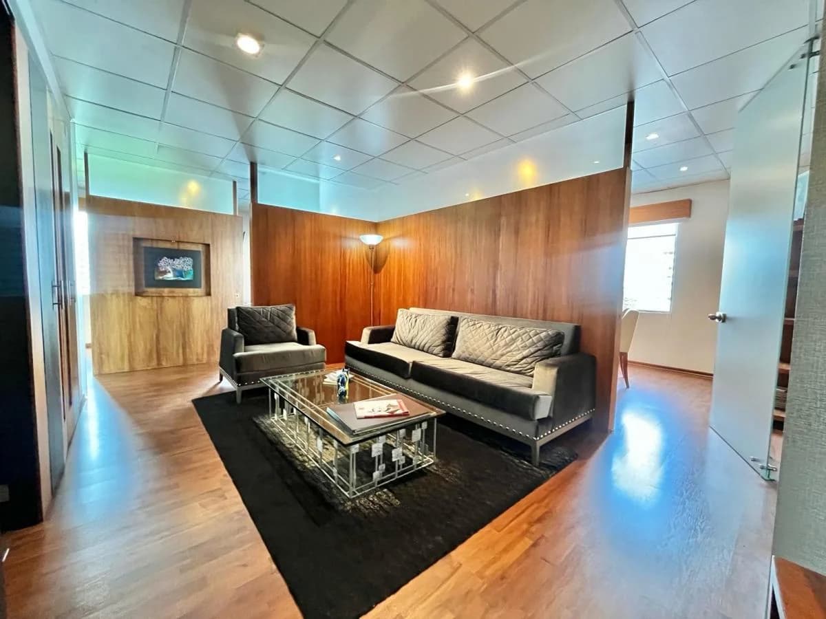 Venta de Oficina Exclusiva en Sector La Orellana - Excelente Ubicación Comercial Av — imagen 4