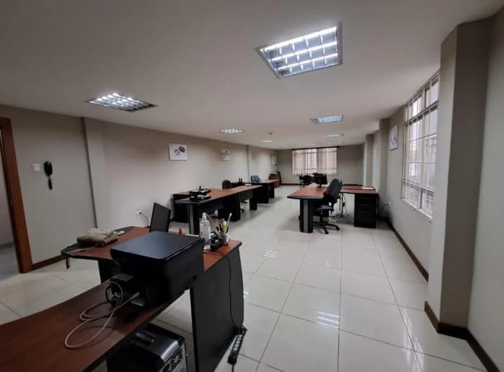 Se Vende Oficina Primer Piso en Kennedy Norte, Guayas — imagen 1
