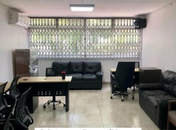 7140. Urdesa, Vendo o Alquilo Oficina 250 m², $1600/$185.000. Guayas — imagen 1