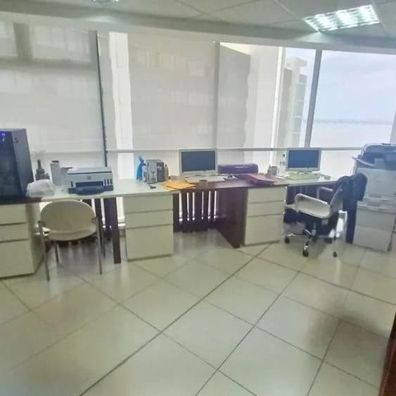 Oficina Amoblada en Venta con Vista Al Rio en Emporium, Puerto Santa Ana, Guayas — imagen 4