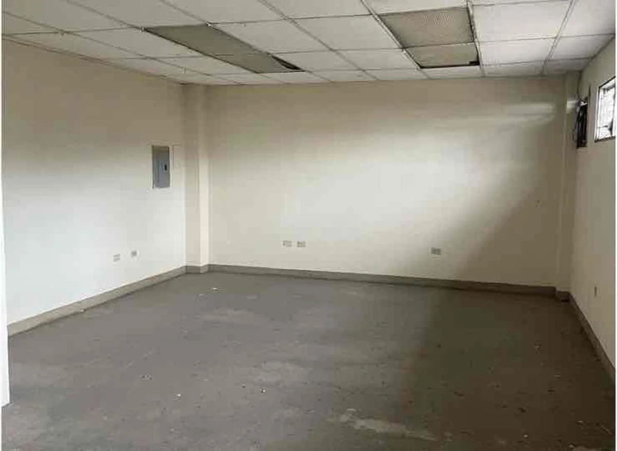 Locales Comerciales en El Sur, Al Frente de La Clínica Alcivar, Guayas — imagen 4