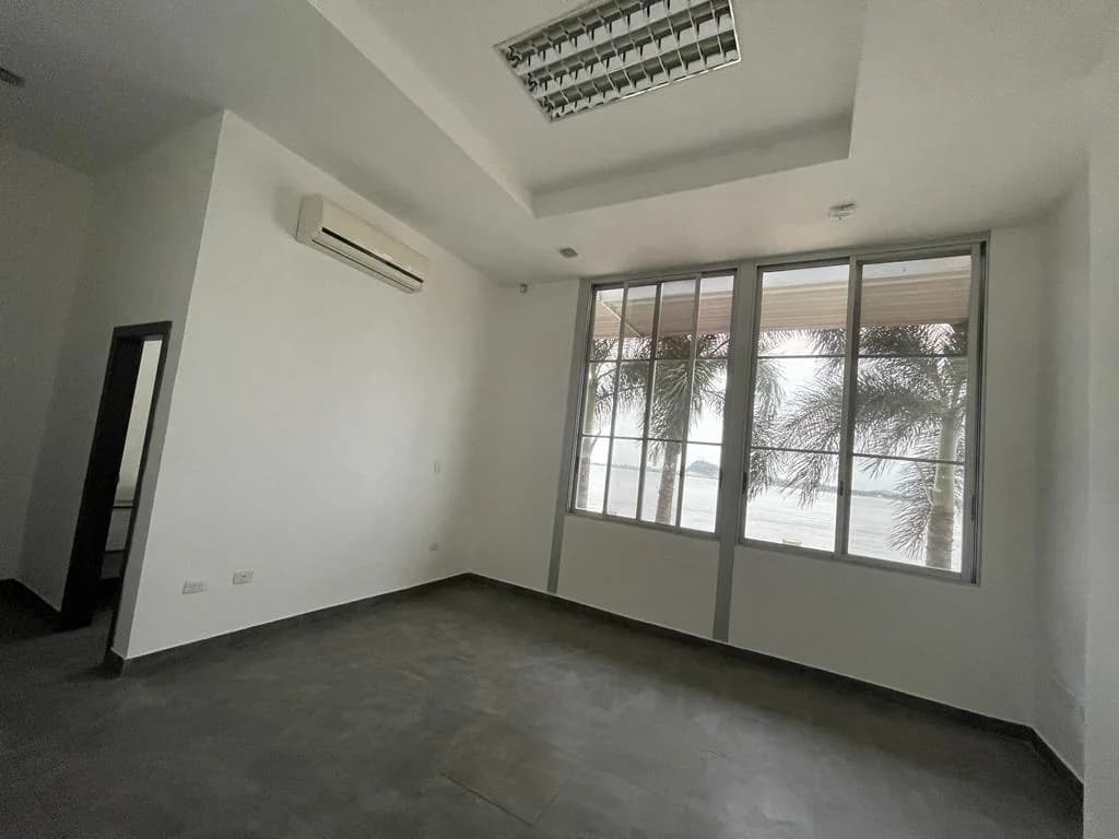 En Venta Oficina 185 m² - con Vísta Al Río - Edificio en Puerto Santa Ana, Guayas — imagen 4