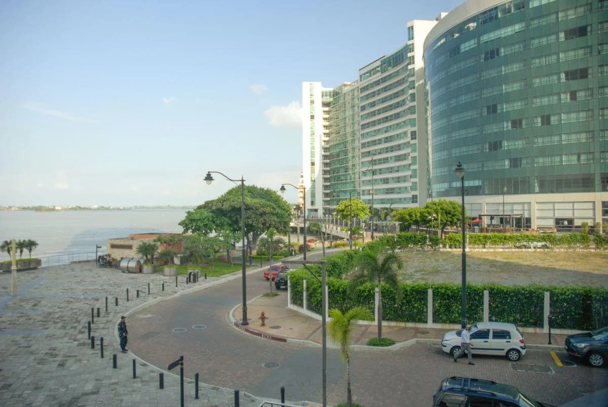 Oficina de Lujo en The Point | Piso 26 | Vista Al Río | 1 Parqueo, Guayas — imagen 4