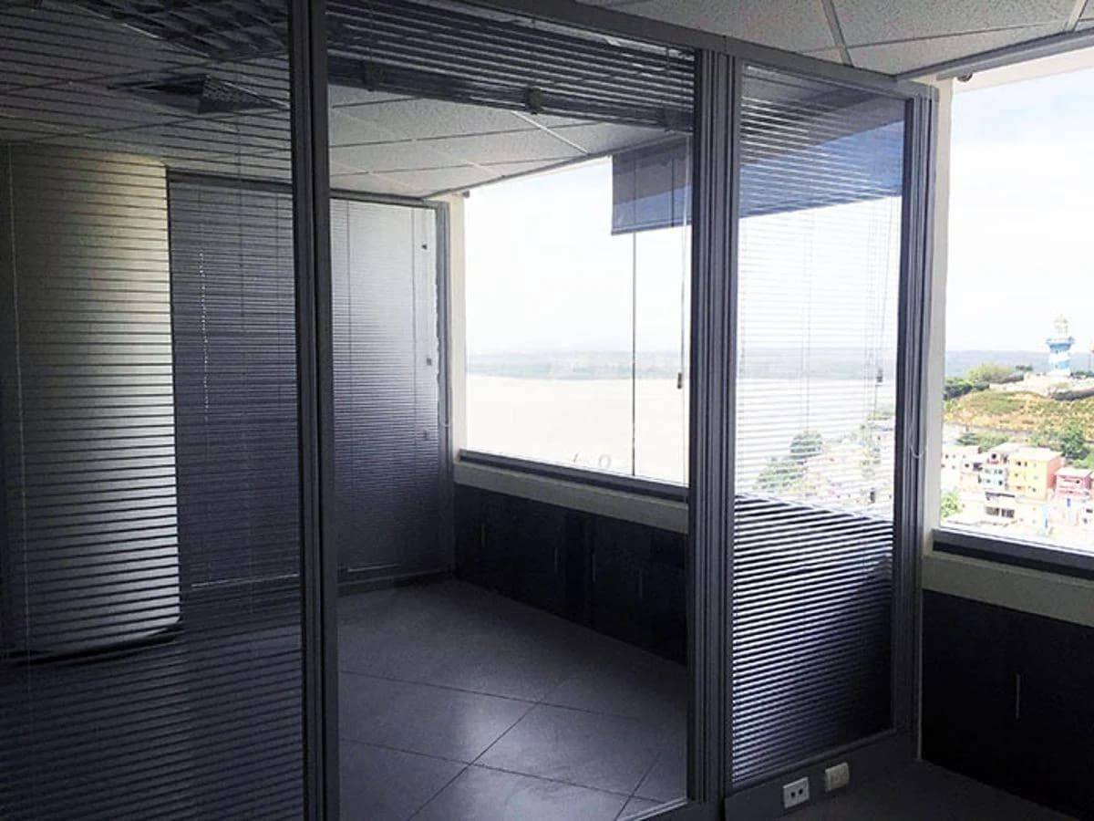 Oficina de Lujo en The Point | Piso 26 | Vista Al Río | 1 Parqueo, Guayas — imagen 3