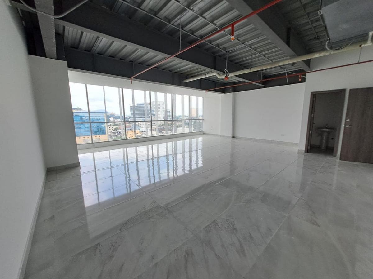 Alquiler de Oficina de Estreno Bien Iluminada en Edificio Seguro, Guayas — imagen 9