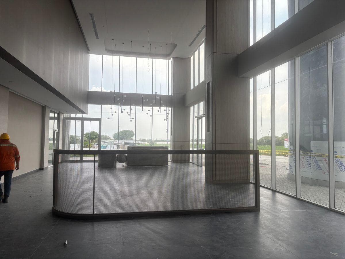Oficina Venta Nuevo Samborondon Edificio Tempus 244.27 m con 6 Parqueos Vista Al Río y a La Plaza, Guayas — imagen 9