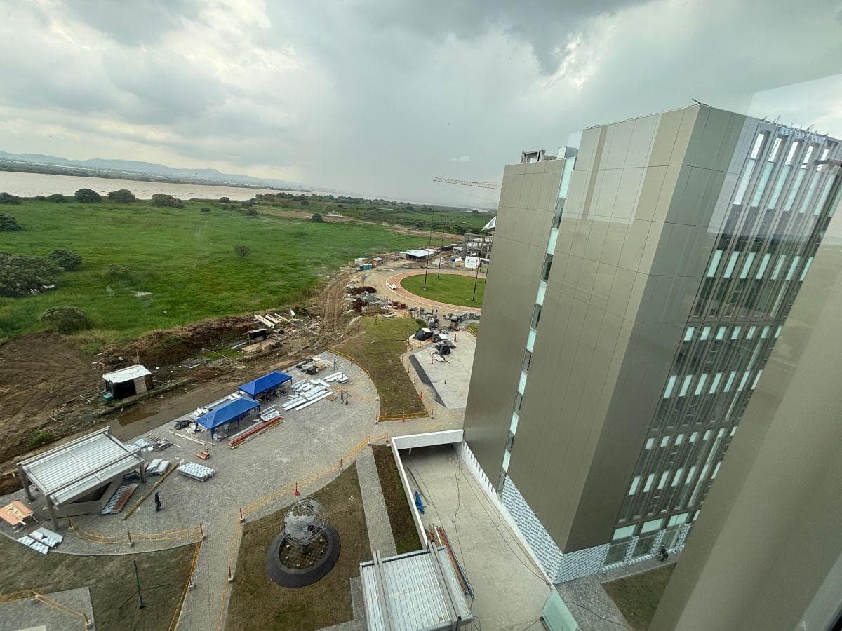 Oficina Venta Nuevo Samborondon Edificio Tempus 244.27 m con 6 Parqueos Vista Al Río y a La Plaza, Guayas — imagen 6