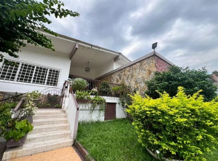 Oportunidad Única – Casa Rentable con Locales Comerciales en Ceibos (Gim), Guayas — imagen 1