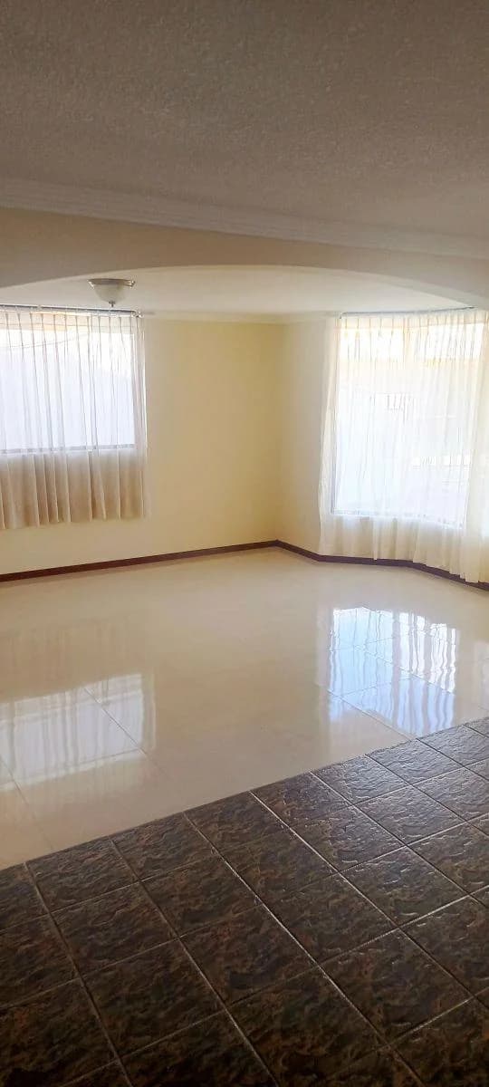 Linda Casa de 4 Dorm. en Cumbaya — imagen 4