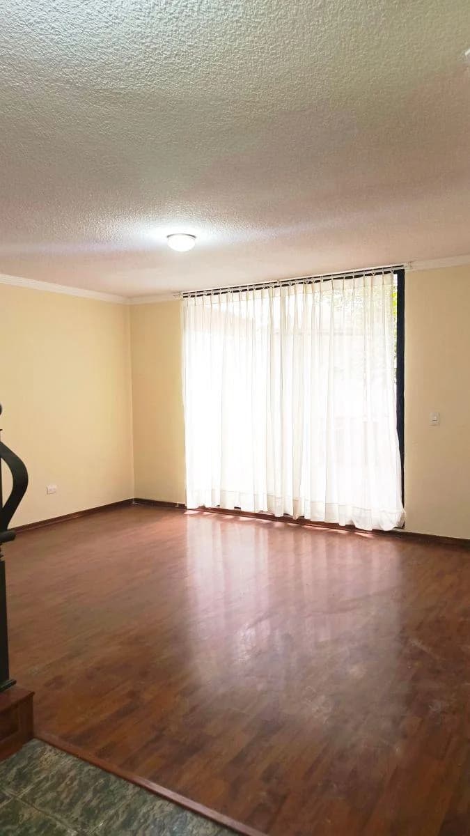 Linda Casa de 4 Dorm. en Cumbaya — imagen 3